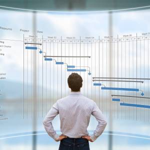 Chef de projet devant un diagramme de GANTT