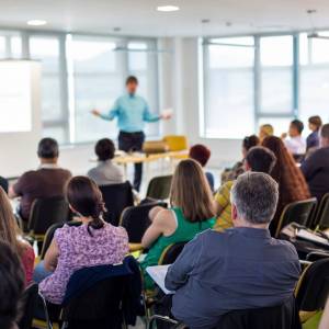Formateur devant un groupe de stagiaires