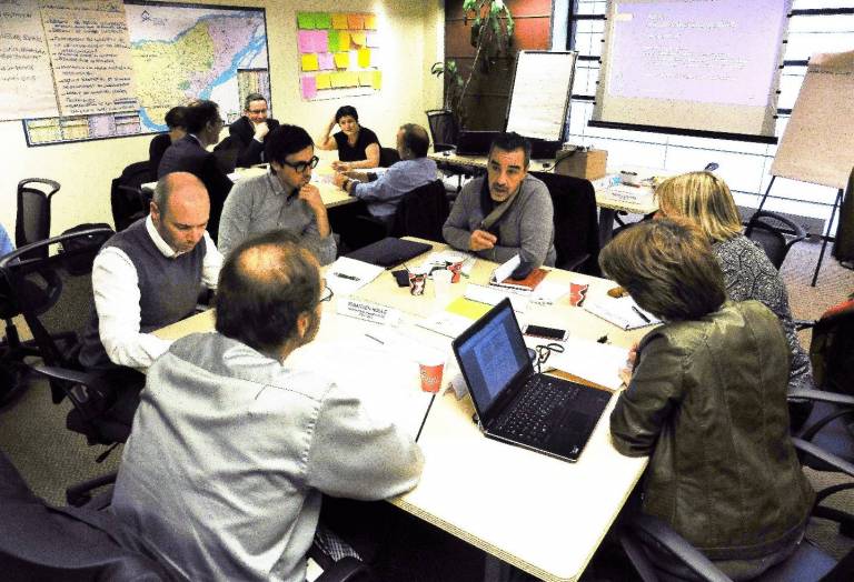 Groupe de travail pendant un séminaire